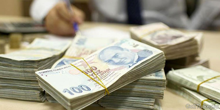 Пачки турецких лир в обменнике валюты