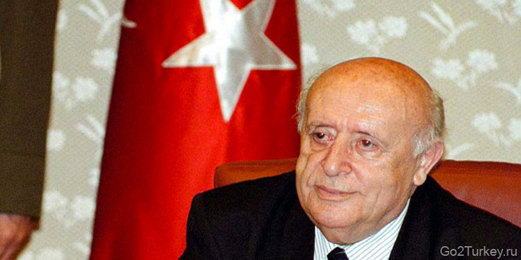 Сулеймана Демиреля называли отцом турецкой политики: “баба Сулейман” скандировали на митингах его сторонники. С 1965 по 1993 год он пять раз становился премьер-министром, при этом дважды отстранялся от власти военными, но возвращался снова