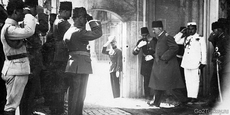 1922 год. Султан Мехмед VI покидает дворец Долмабахче в Стамбуле через чёрный ход. Через несколько дней после этого султан был низложен и сослан вместе со своим сыном на британском военном корабле сначала на Мальту (17 ноября 1922 г.), а затем в Сан-Ремо (Италия), где в 1926 году умер