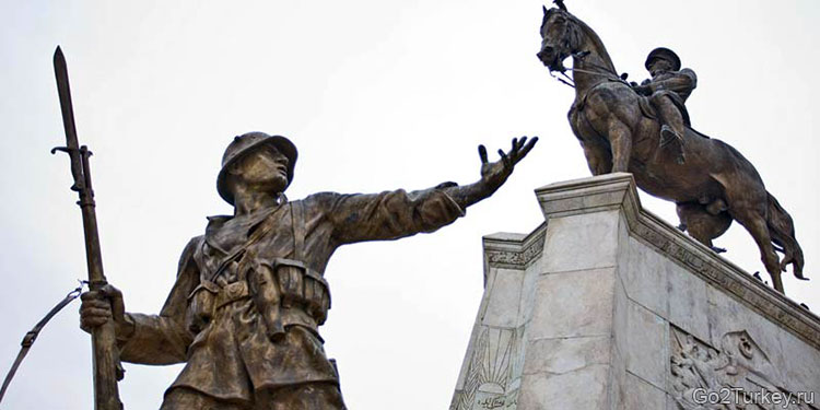 Статуя Ататюрка (Монумент Победы) в Анкаре