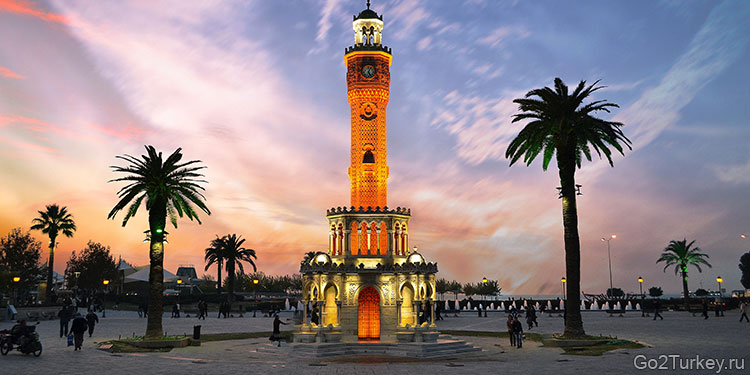 Историческая башня с часами, расположенная на площади Конак в одноимённом районе города Измир