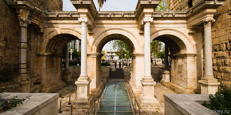 Ворота Адриана — триумфальная арка в городе Анталья