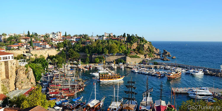 Старая гавань Антальи представляет собой живописное место со множеством модных бутиков, уютных кафе, шумных базаров и роскошных яхт, ожидающих своего часа для выхода в Средиземное море
