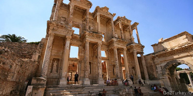Эфес (Efes) – старый античный город, от которого до наших дней хорошо сохранилось много сооружений