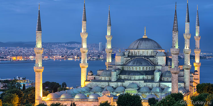 Голубая мечеть является символом и одной из главных достопримечательностей Стамбула