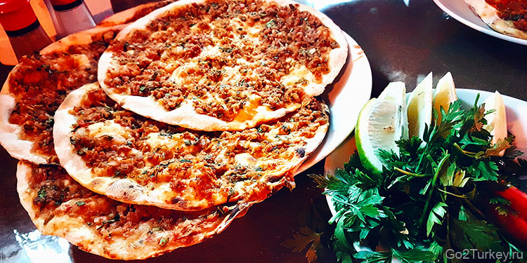 Лахмаджун — популярное турецкое блюдо, его называют турецкой пиццей