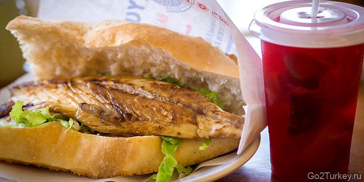 Балык экмек - или турецкий бутерброд с рыбой, преимущественно скумбрией, и с овощами