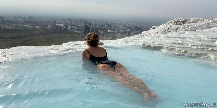 Вода в Памуккале насыщена минералами и имеет лечебный эффект