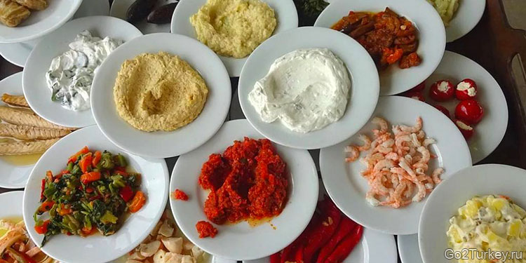 Мезе - неотъемлемая часть турецкой кухни: многие туристы теряются, когда видят обилие закусок