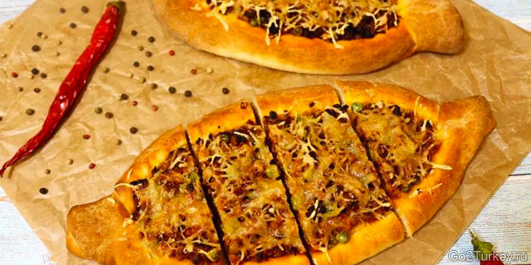 Турецкие пиде с фаршем и сыром