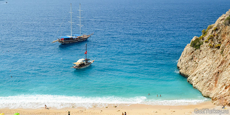 Пляж Капуташ на средиземноморском побережье Турции
