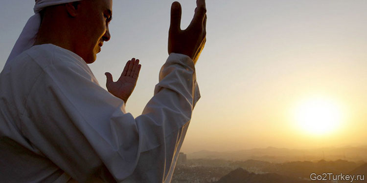 Пять раз в сутки мусульманин должен совершать молитву – намазан: с восходом солнца, в полдень, вечером, после захода солнца и в начале ночи