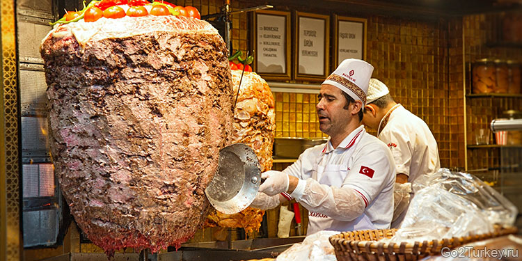  Денер-кебаб, вероятно, самое широко известное мясное блюдо, ассоциирующееся с Турцией во всем мире