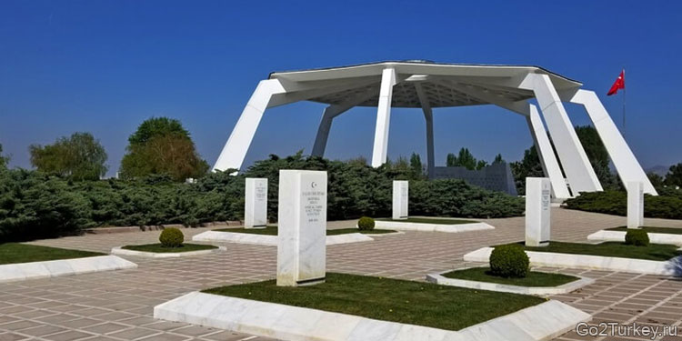 Турецкое государственное кладбище в Анкаре