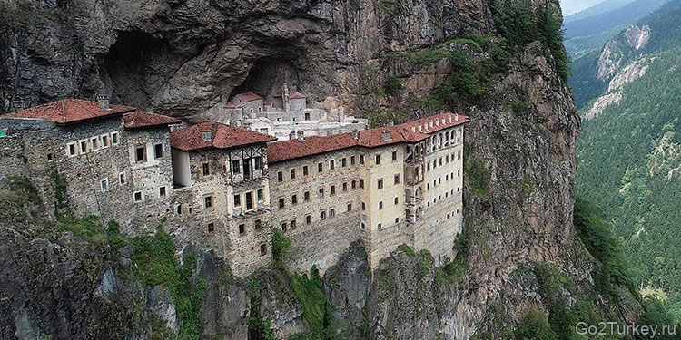 Панагия Сумела (Sumela Monastery, Монастырь Сумела) — один из старейших православных монастырей в мире. Построен в начале 5 века
