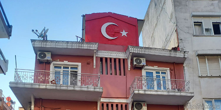 Флаг Турции — один из символов Турецкой Республики, наряду с эмблемой и гимном