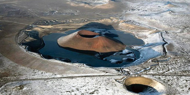 Озеро в кратере вулкана Меке