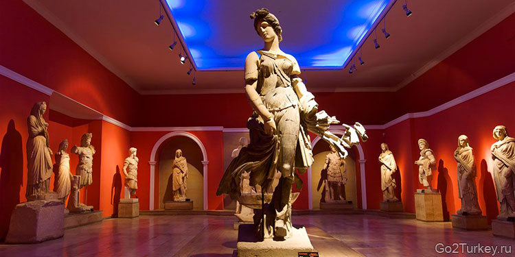 Археологический музей, он же Музей Антальи, находится в центре города и посвящен древней истории города