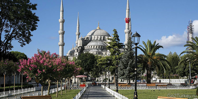 На берегу Мраморного моря, в исторической части Стамбула расположен величайший памятник мировой архитектуры ― Голубая мечеть