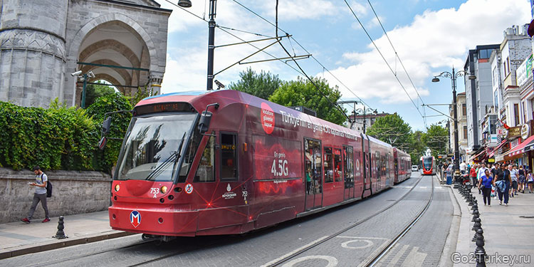 С 1992 года в европейской части города действует современный уличный городской трамвай