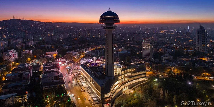 Анкара - это огромный административный центр и университетский город, полный государственных служащих, офисных работников, дипломатов и студентов