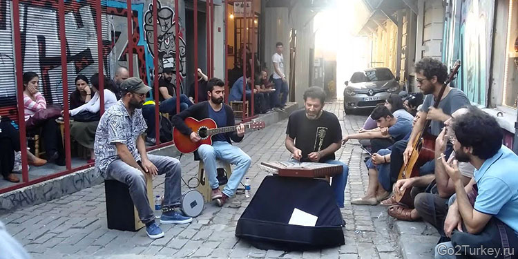 CD-диски, записанные турецкими уличными музыкантами