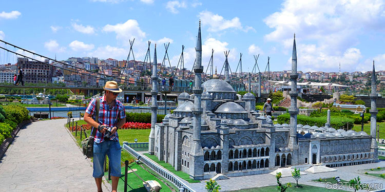 Миниатюрк (тур. Miniatürk) — парк миниатюр, расположенный в Стамбуле в районе Сютлюдже на берегу Золотого Рога в Турции