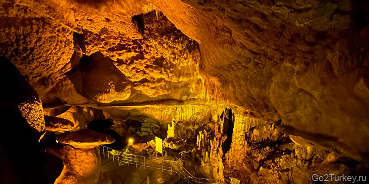 Пещера Баллыка (Ballıca Cave) расположена в провинции Анкара в Турции и является одной из самых крупных пещер в регионе